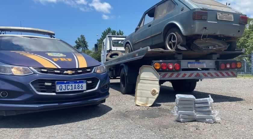 Durante fiscalização, PRF encontra Fiat 147 que escondia quase R$ 150 mil em crack
