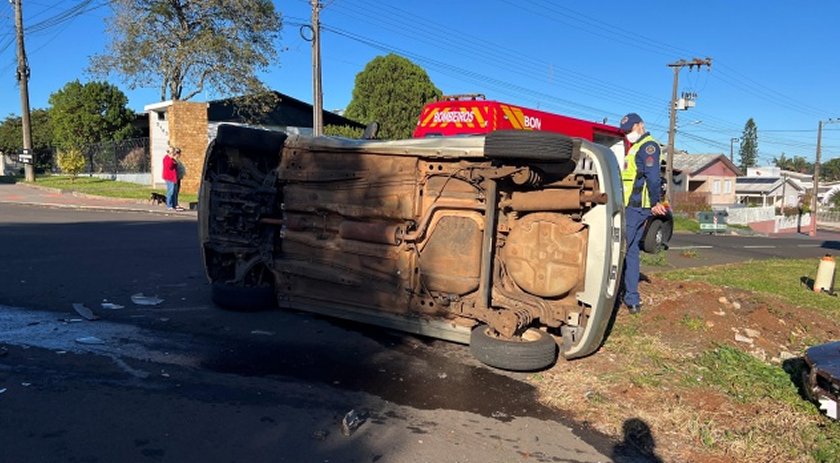 Acidente entre dois carros deixa veículo tombado em cruzamento