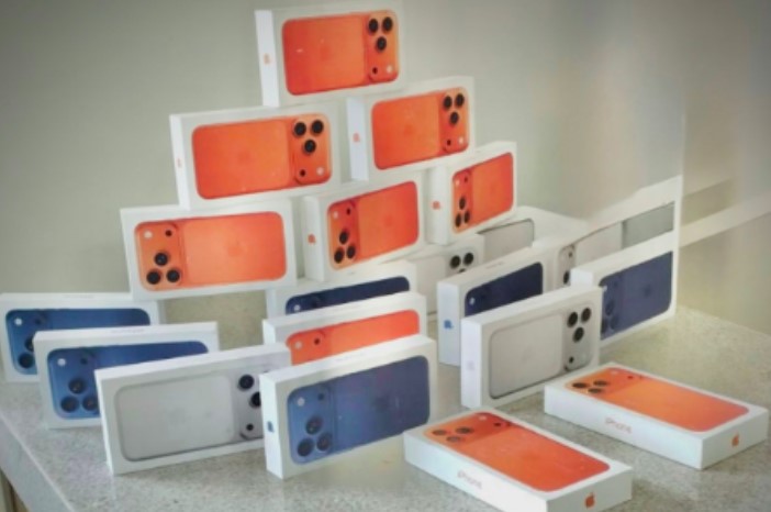 Casal é flagrado com 20 iPhones avaliados em R$ 180 mil na SC-163