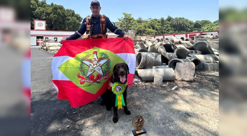 Dupla catarinense formada por bombeiro militar e cão de busca possui o maior número de certificações nacionais ativas do país
