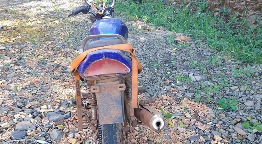 Motocicleta sem placas de identificação é apreendida