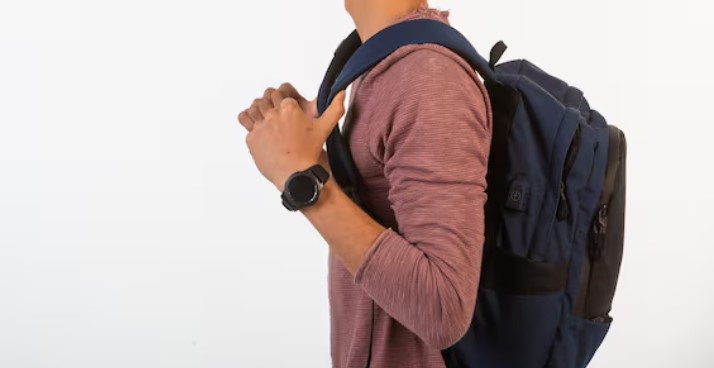 Adolescente é conduzido à delegacia após desacatar diretora em escola estadual