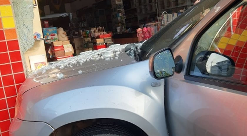 Veículo invade calçada e colide contra vitrine de livraria no centro