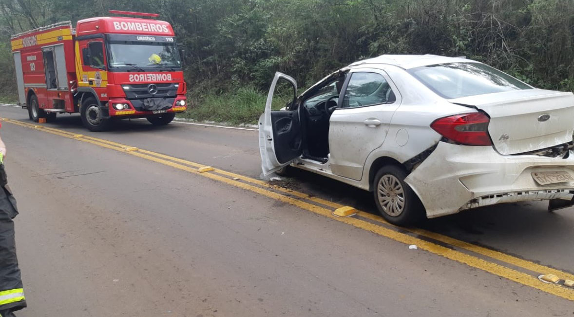 Capotamento deixa duas pessoas feridas na SC 305, em Guaraciaba