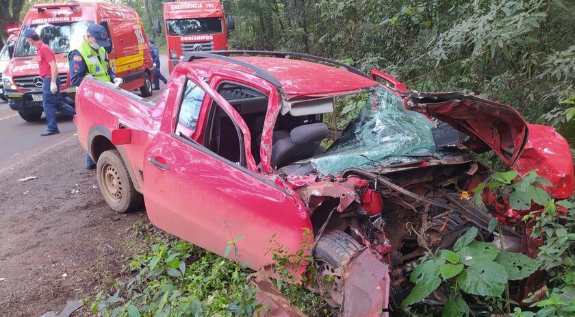 Acidente entre carro e caminhão termina com mulher ferida na SC 163