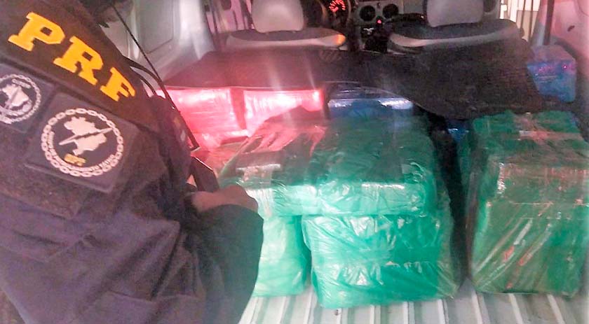 Homem é preso com mais de 300 kg de maconha dentro de furgão na BR-101