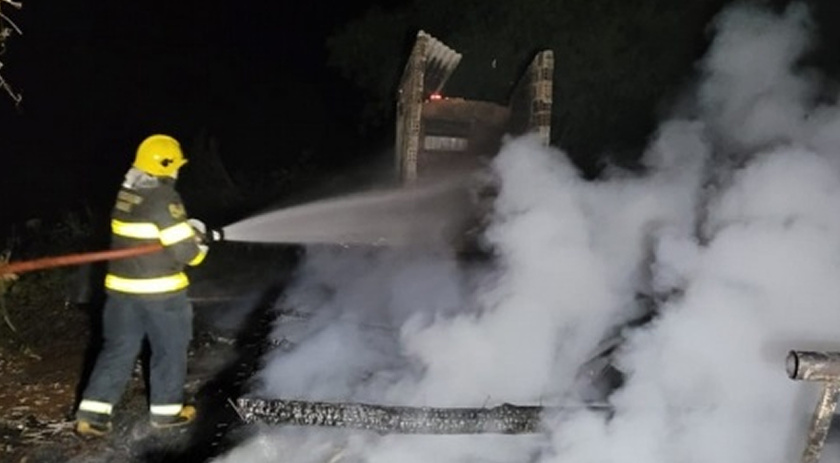 Residência é destruída por incêndio no Oeste