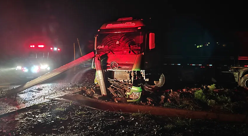 Carreta sai da pista e bate em postes na BR-163