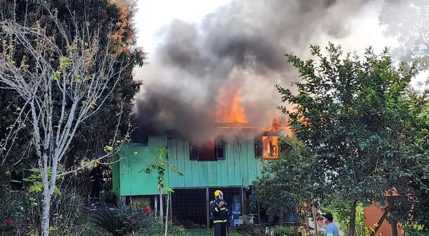 Incêndio atinge residência