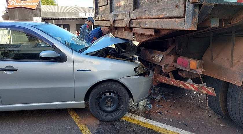 Acidente entre carro e caminhão deixa um ferido no centro