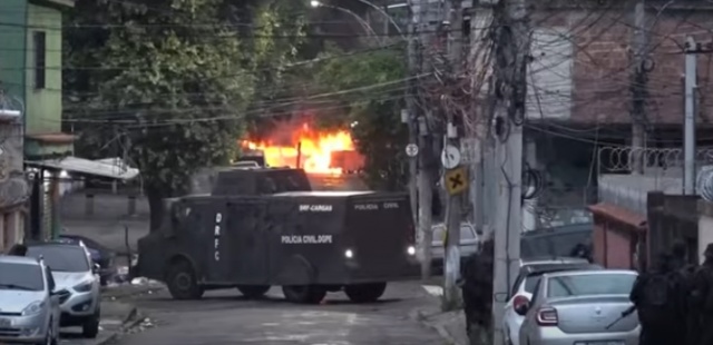 Moradores encontram mais de 60 corpos em área de mata após operação mais letal do RJ