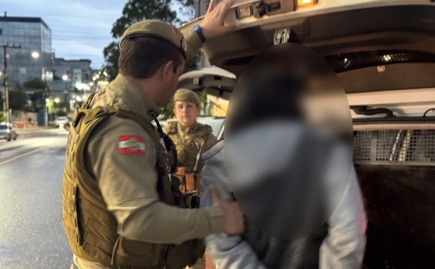 Usuário é flagrado com cocaína e balança de precisão e abordagem leva PM até mulher suspeita de tráfico