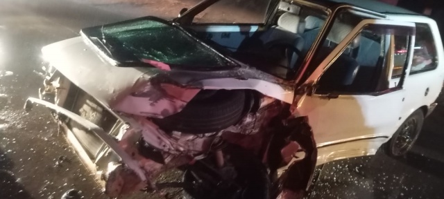 Passageiro de automóvel sofre lesões graves em colisão com caminhão