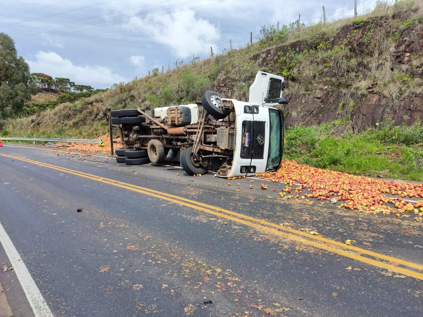 Motorista sai ileso após tombar caminhão carregado com maçãs na SC-114