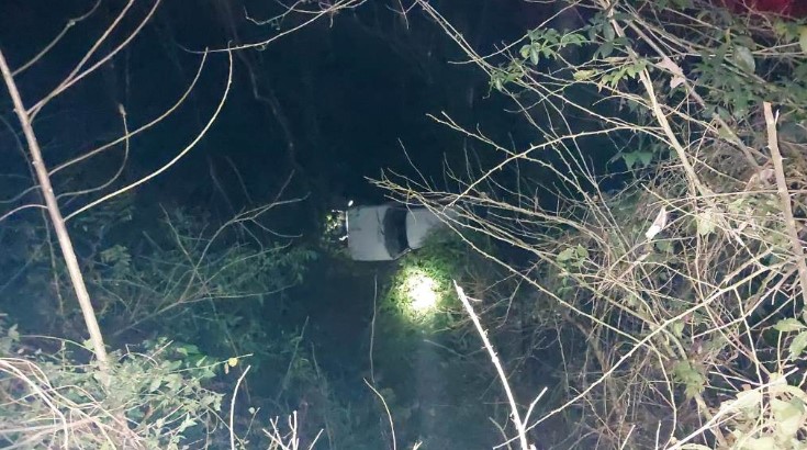 Motorista e carona sofrem lesões leves após carro cair em ribanceira