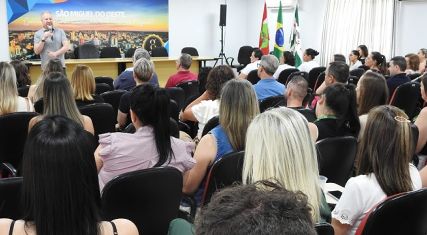 Prefeito entrega ordens de serviço para centros de Reabilitação e de Autismo
