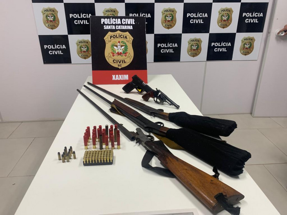 Dois homens são presos por posse ilegal de arma