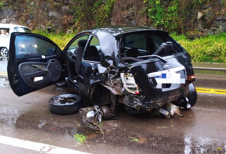 Motorista perde o controle e colide em pedra após aquaplanagem na BR-282