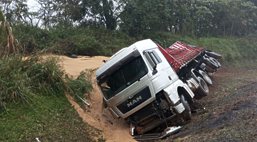 Carreta com trigo tomba às margens da BR-282