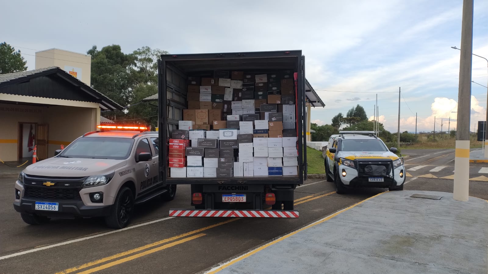 Mais de 2 mil garrafas de vinho são apreendidas em caminhão na SC-114