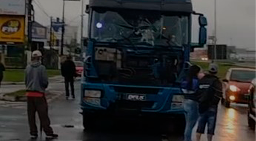 Caminhoneiro tenta furar bloqueio da BR-101 e acaba apedrejado