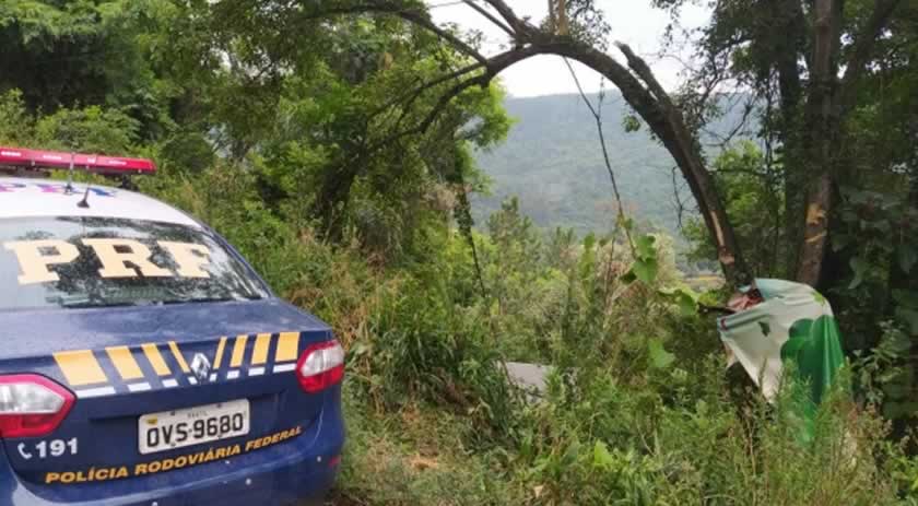 Menina de 7 anos morre após caminhão cair em ribanceira