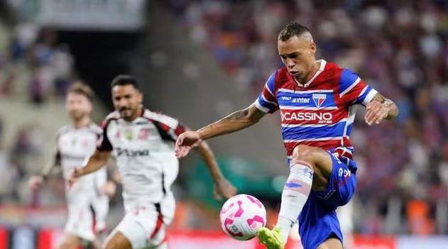 Com gol de Breno Lopes, Fortaleza vence o Flamengo e respira na briga contra o Z-4 do Brasileirão