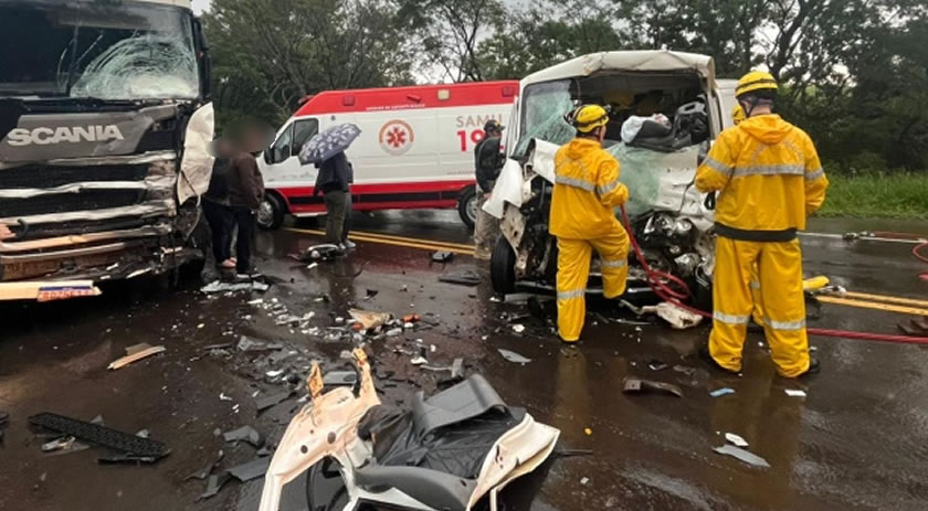 Homem fica gravemente ferido em colisão frontal entre carreta e Van na BR-282