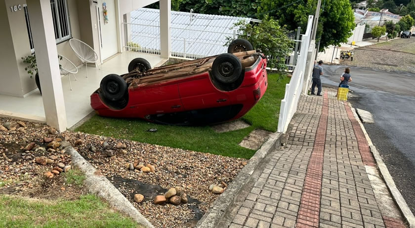 Carro desgovernado fica com rodas para cima após bater em muro de residência