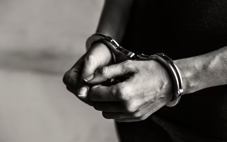 PM cumpre mandado de prisão por tráfico de drogas e jovem acaba detido