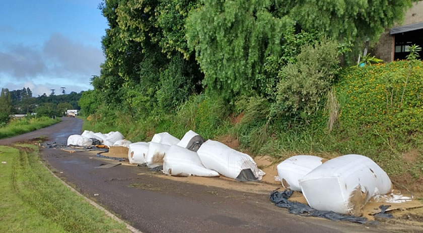 Carreta tomba e carga fica sobre a pista na BR 163