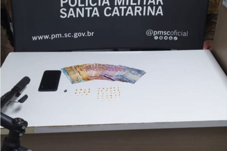 Jovens são presos por uso de drogas, tráfico e receptação