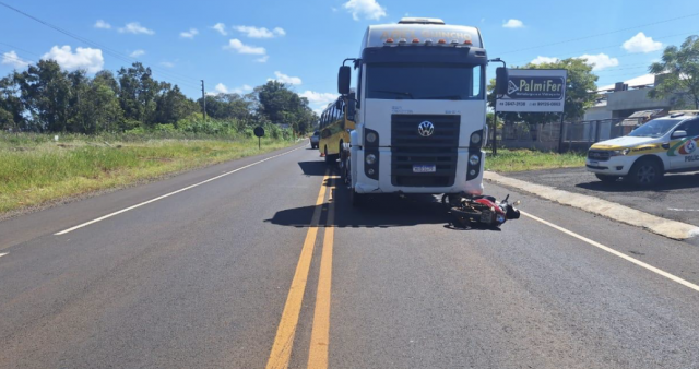 Motociclista fica ferida após colisão com caminhão na SC-283