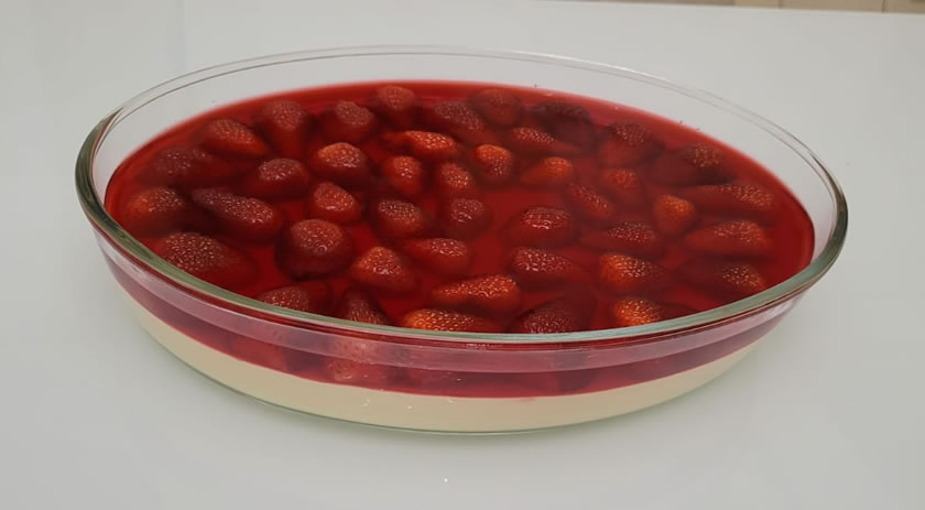 Descubra como preparar uma sobremesa irresistível e prática com Dete: Morango com Gelatina em poucos passos