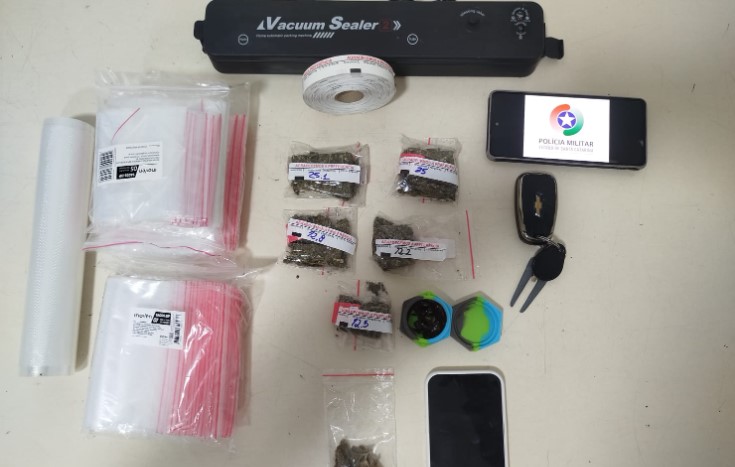 Polícia apreende drogas embaladas com etiqueta “agradecemos a preferência”