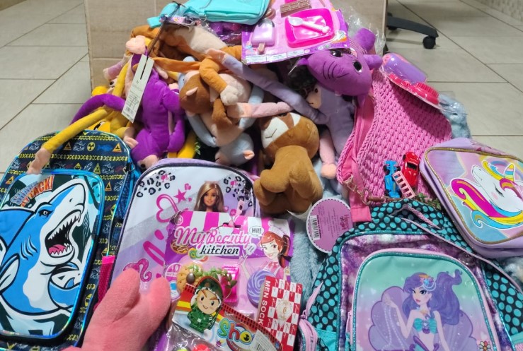 Bichos de pelúcia, brinquedos, mochilas e cigarros eletrônicos são apreendidos com passageiro de ônibus