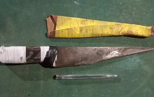 Polícia apreende droga e arma branca em bar