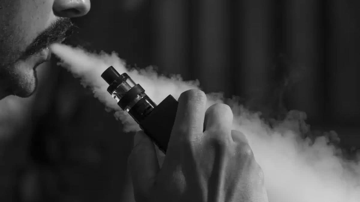 Polícia Militar apreende cigarro eletrônico com adolescente em escola