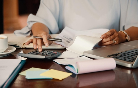 Endividamento das famílias brasileiras atinge recorde histórico e chega a 82%, aponta CNC