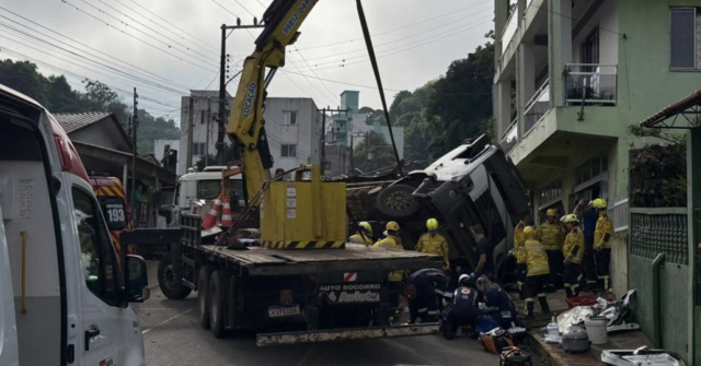 Caminhão perde os freios, atinge barranco e colide em diversos veículos