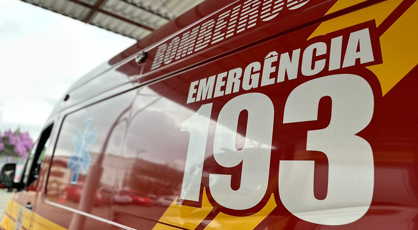 Acidente envolvendo carro e moto mobiliza bombeiros