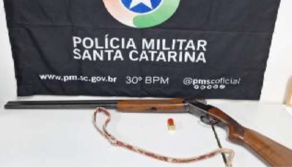 Homem é preso com espingarda calibre 12 após ameaçar esposa