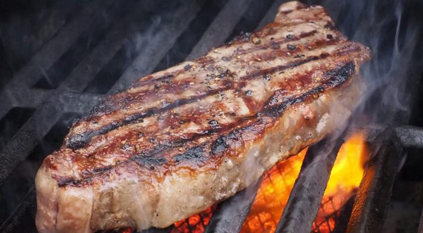 Mulher denuncia vizinho por fazer churrasco todos os dias