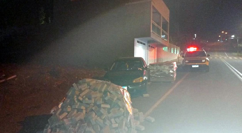 Homem tenta segurar carro em movimento e morre prensado