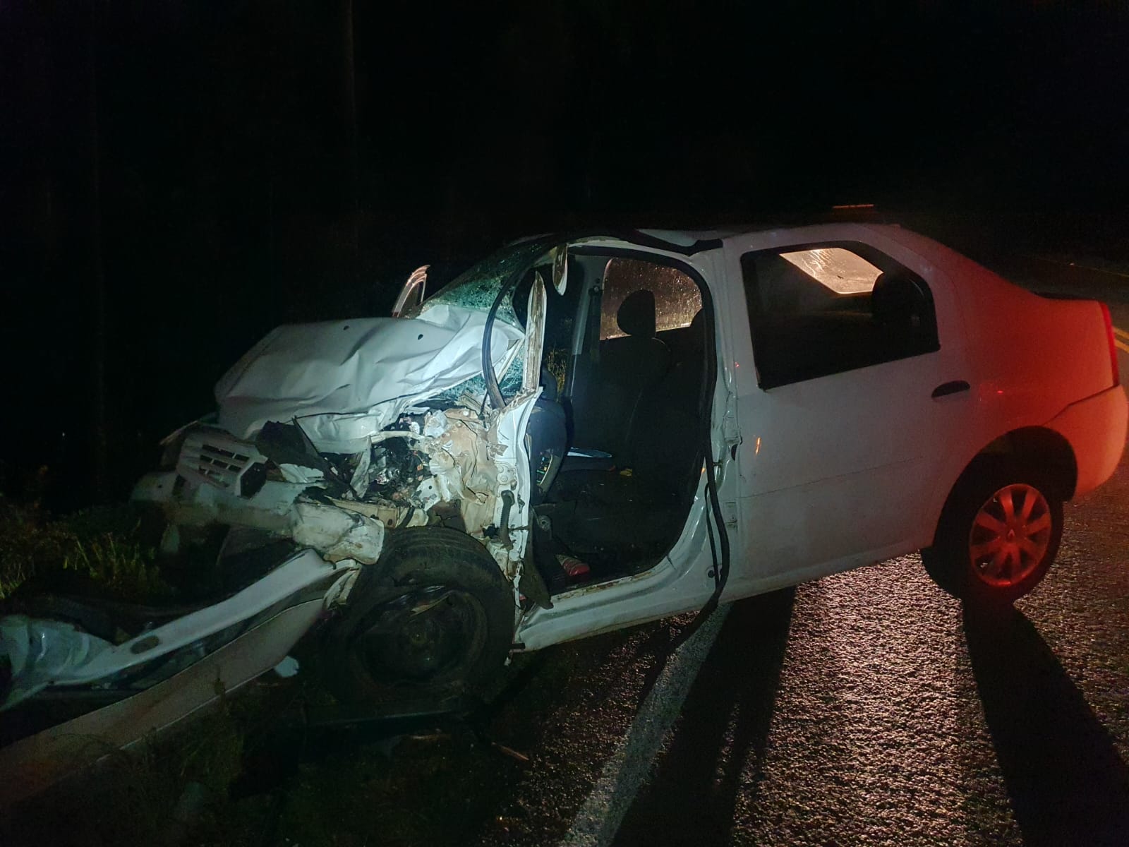 Colisão entre caminhonete e carro deixa motorista ferido