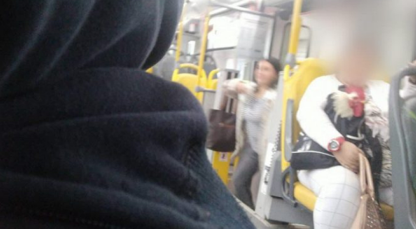 Mulher é flagrada carregando animal inusitado dentro de ônibus e foto viraliza em SC