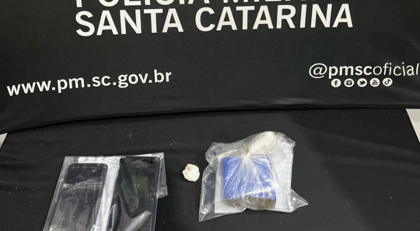 Polícia prende dois homens por tráfico de drogas após fuga e resistência