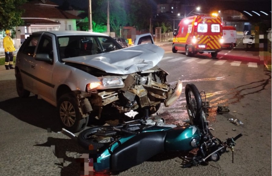 Duas pessoas são conduzidas ao hospital após colisão entre carro e moto