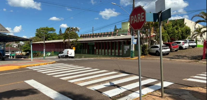 Iporã reforça pintura de faixas de pedestres para deixar trânsito mais seguro