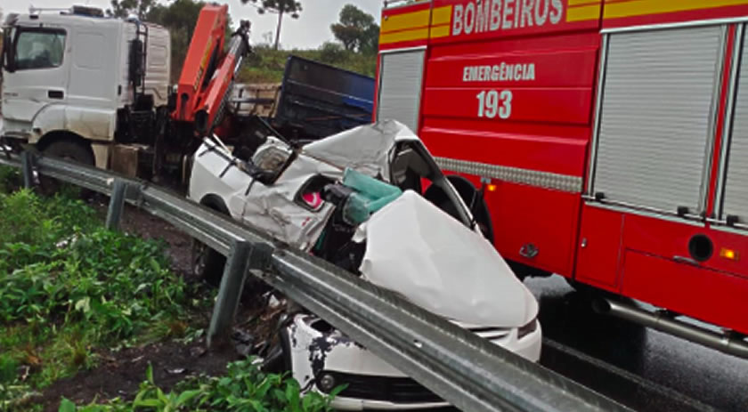 Motorista e passageira morrem em grave acidente entre carro e carreta na SC-114